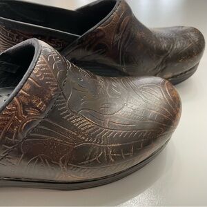 Dansko Floral Tooled Brown Leather Professional Clogs, size 39 (US 8.5-9)